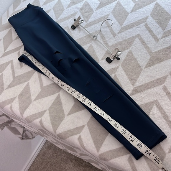 ALO YOGA Ripped Warrior 7/8‎ High Waisted Leggings size XS - Picture 12 of 12